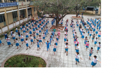 Tập thể dục giữa giờ của trường Tiểu học Phổ Phong